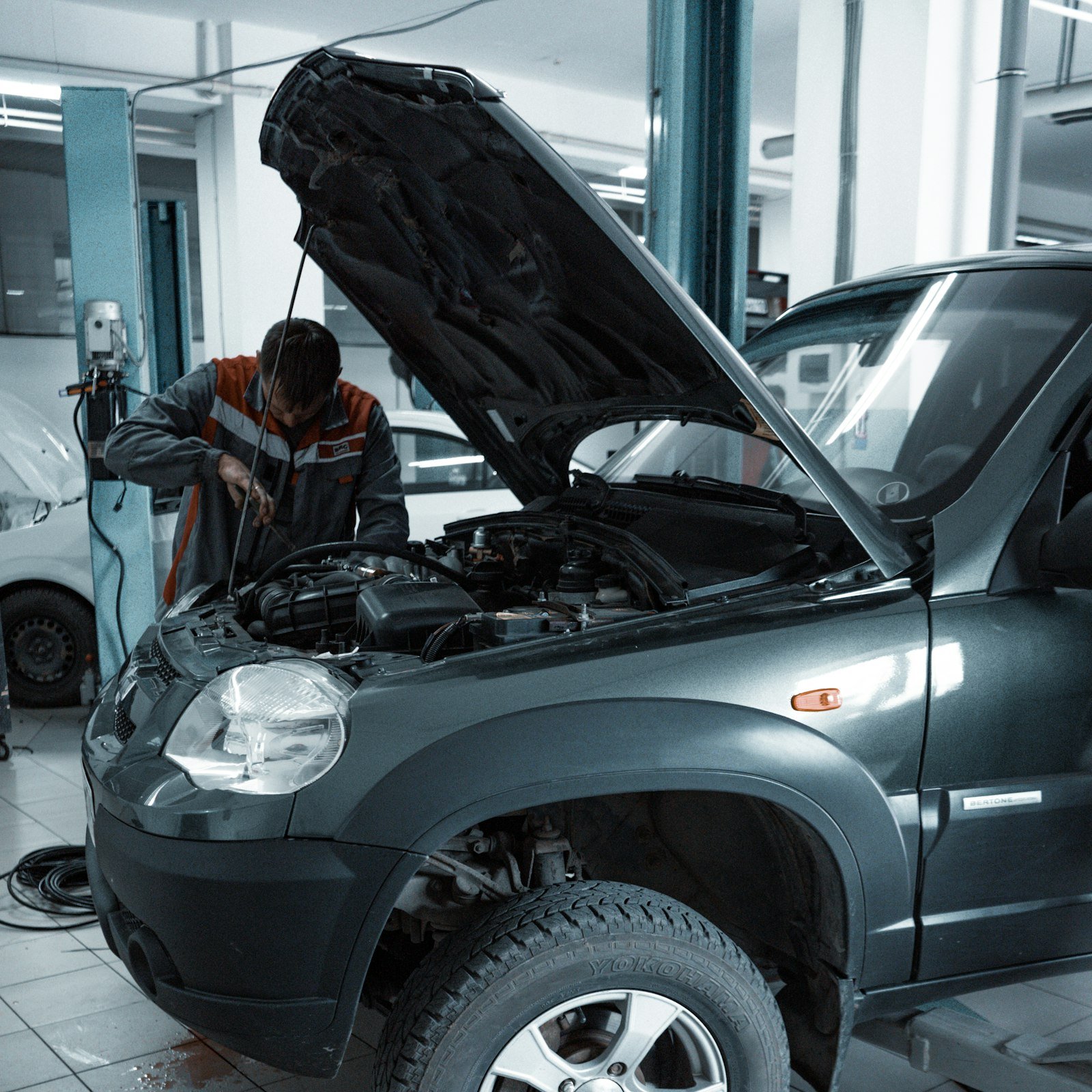 Fahrzeug mit geöffneter Motorhaube in der Werkstatt